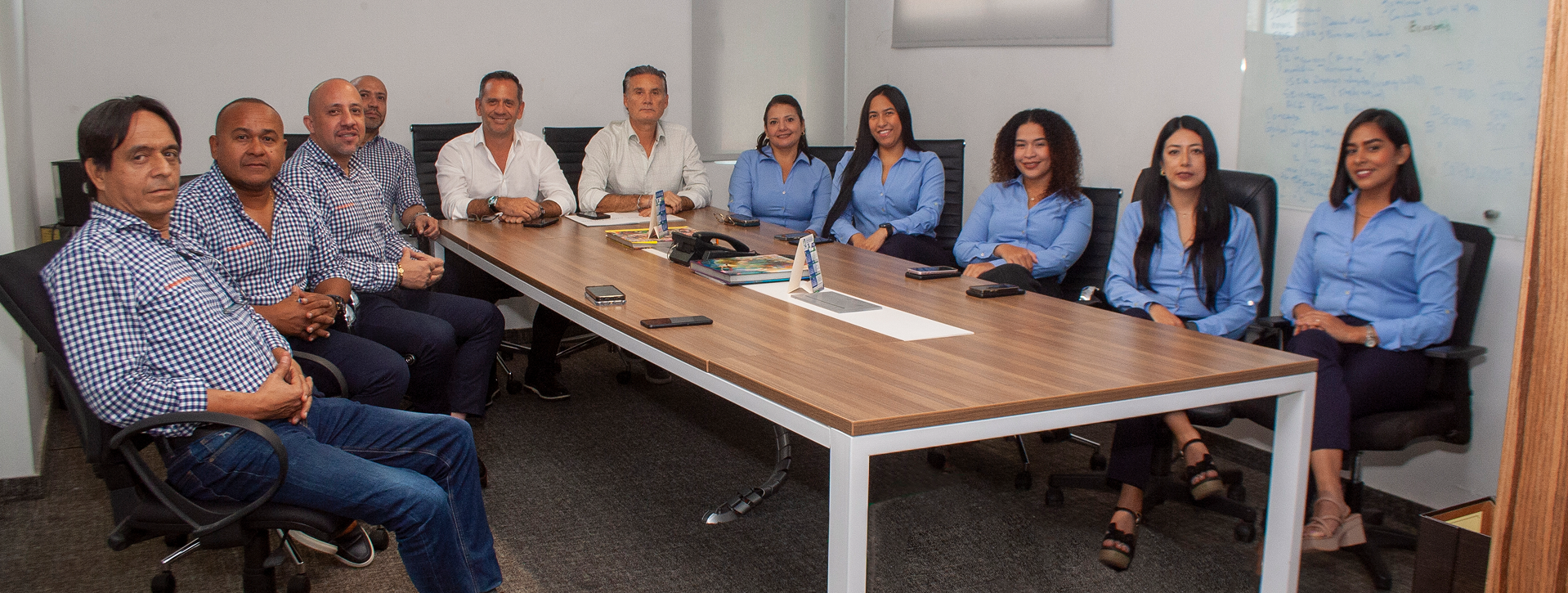 Equipo de Conaseguros reunido en sala de juntas